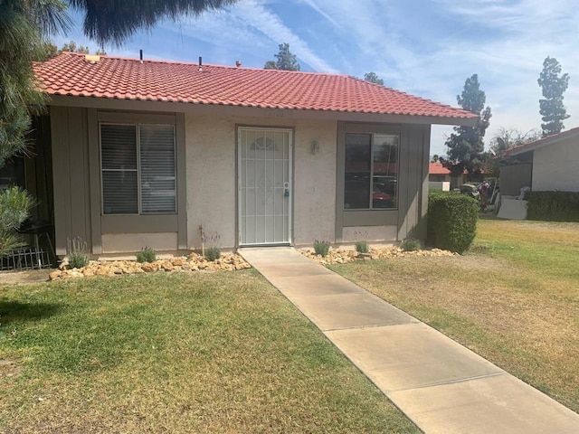 view of front facade with a front yard