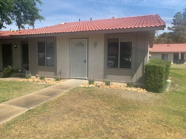 view of front of home featuring a front yard