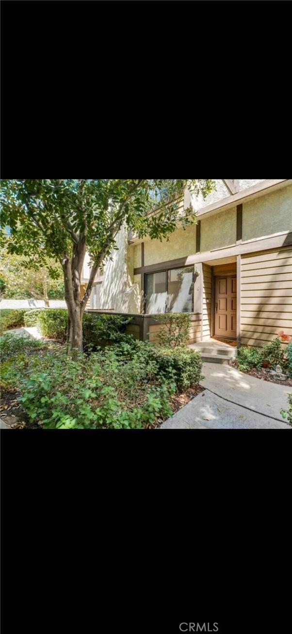 view of exterior entry with stucco siding