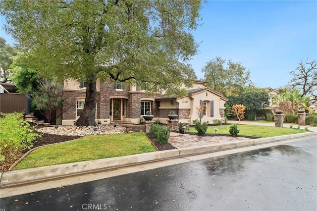 view of front of home featuring a front yard