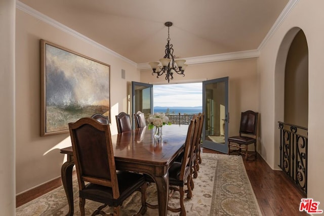 dining area featuring a notable chandelier, dark hardwood / wood-style floors, and crown molding