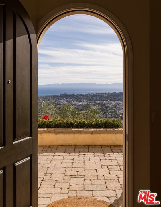 entryway featuring a mountain view