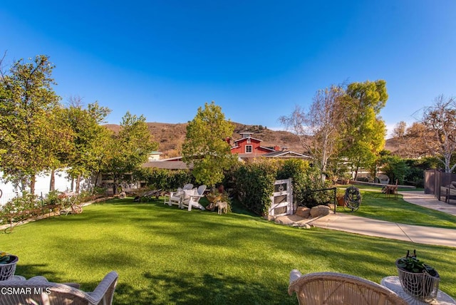 view of yard with a mountain view