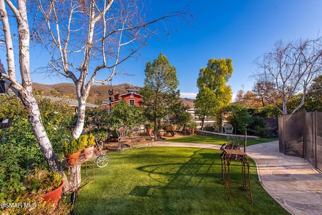 view of yard with a mountain view