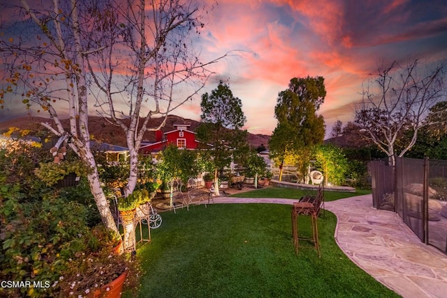 view of yard at dusk