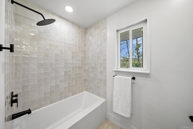 bathroom featuring tiled shower / bath combo