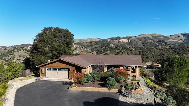 single story home featuring a mountain view