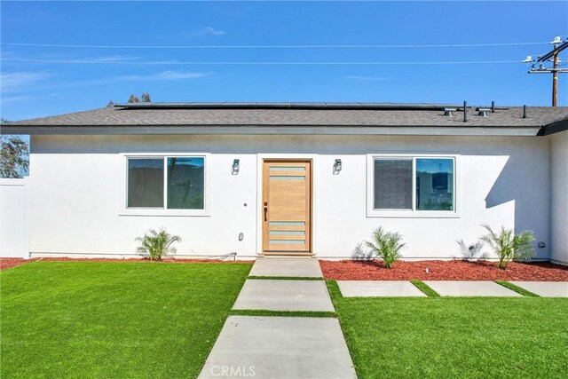 view of front of property featuring a front yard