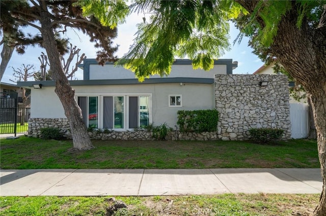 view of front of property featuring a front yard