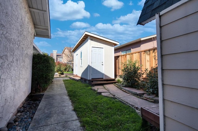 view of yard featuring a shed