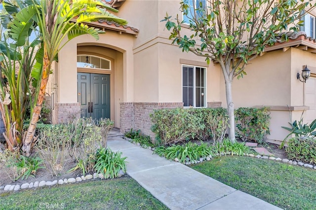 entrance to property featuring a yard