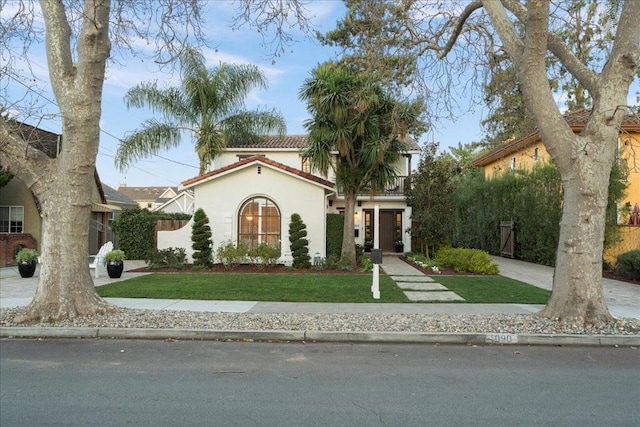 view of front of property with a front yard