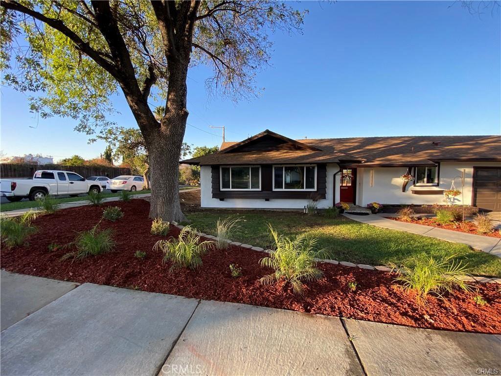 ranch-style home featuring a front lawn