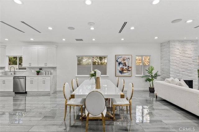 dining space featuring recessed lighting, visible vents, a fireplace, and baseboards