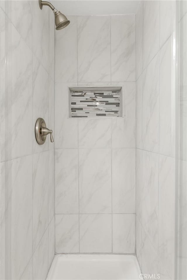 bathroom featuring tiled shower