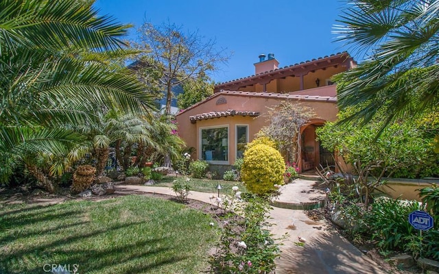 view of front of property featuring a front lawn