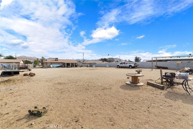 view of yard featuring a mountain view