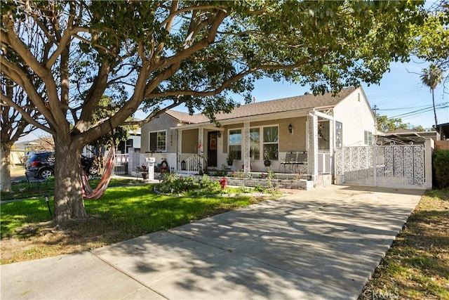 view of front facade featuring a front yard