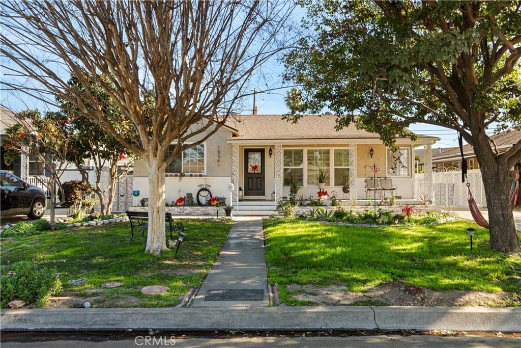 view of front of house with a front lawn