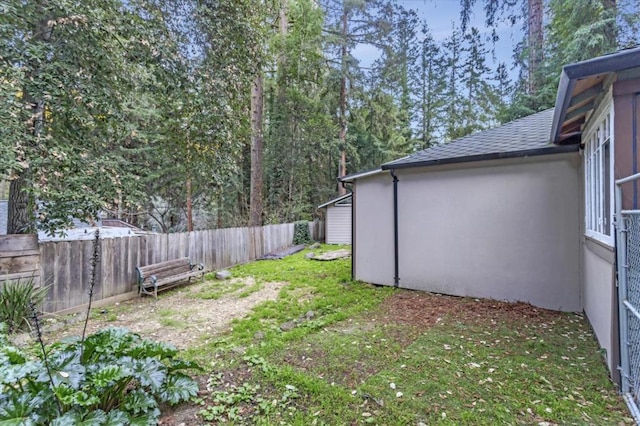 view of yard featuring a shed