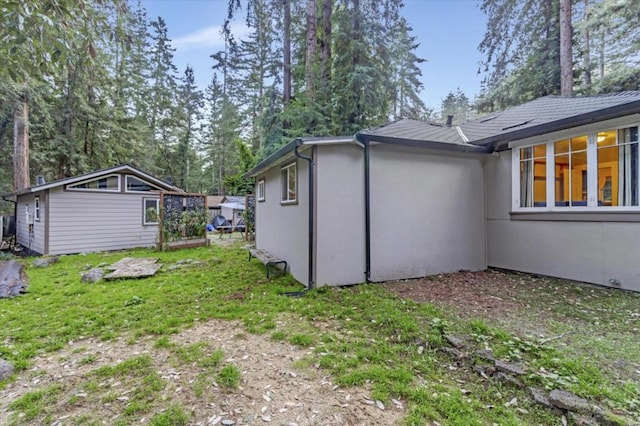 view of yard featuring an outdoor structure