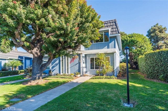 view of front of property featuring a front yard