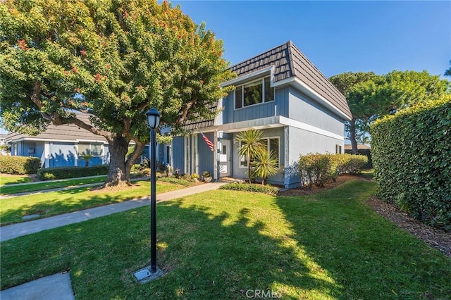 view of front of property featuring a front lawn