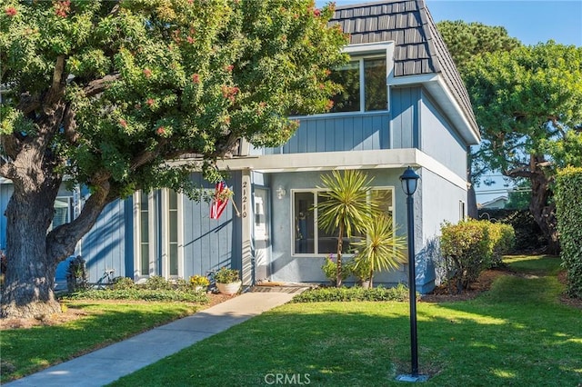 view of front of property with a front lawn