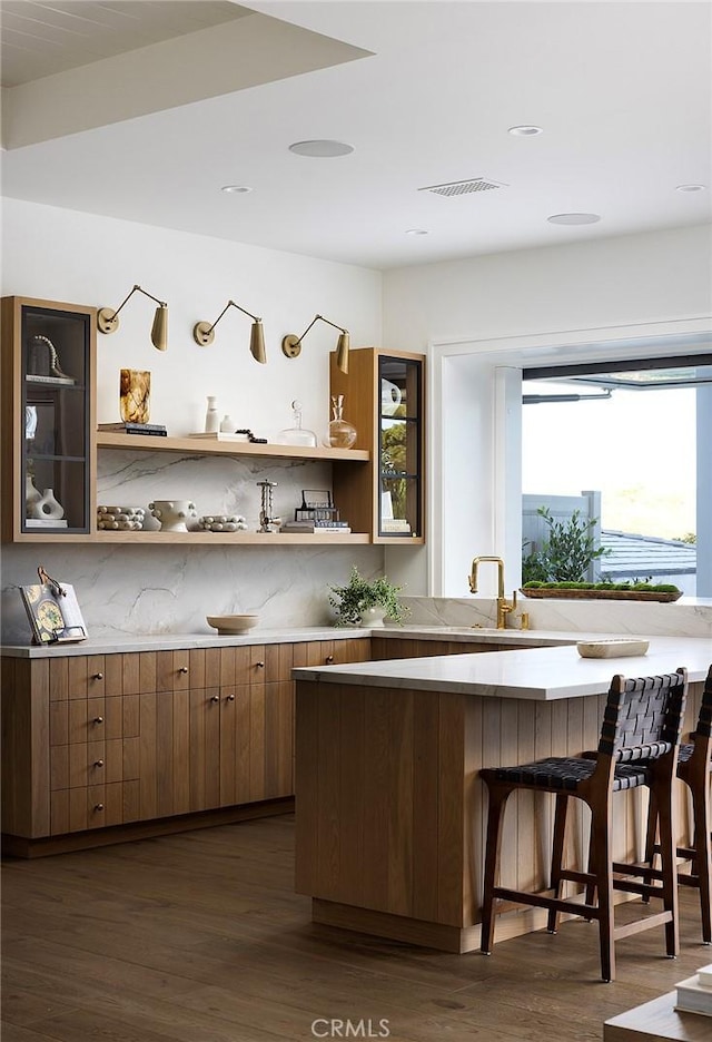 702 Saint James Pl, Newport Beach, CA 92663 - bar with dark wood finished floors and backsplash