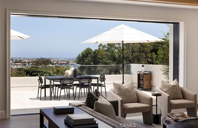 702 Saint James Pl, Newport Beach, CA 92663 - view of patio / terrace