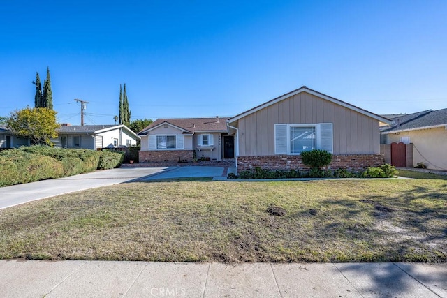 single story home with a front lawn