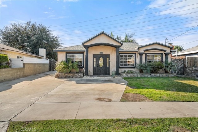 view of front of home featuring a front yard