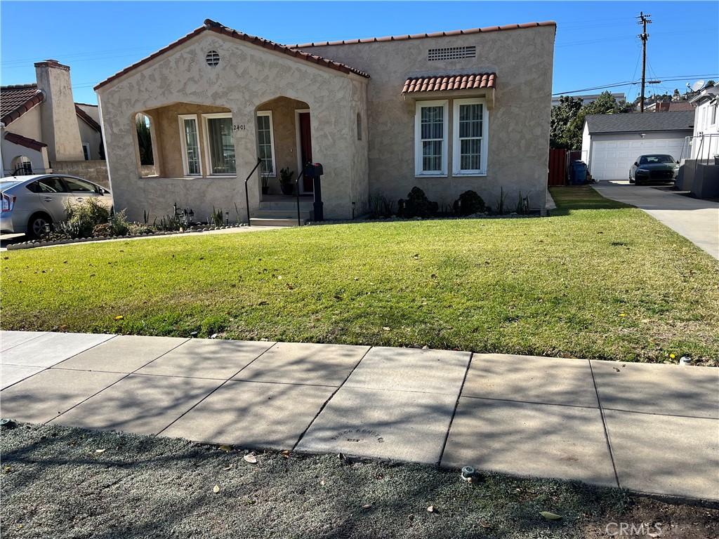 view of front of property featuring a front lawn