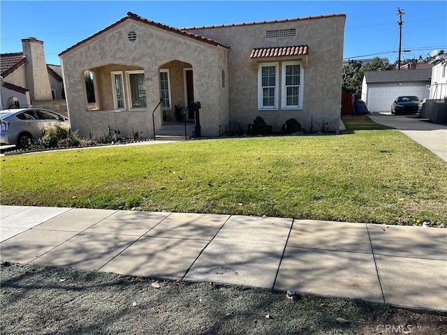 view of front of property featuring a front lawn