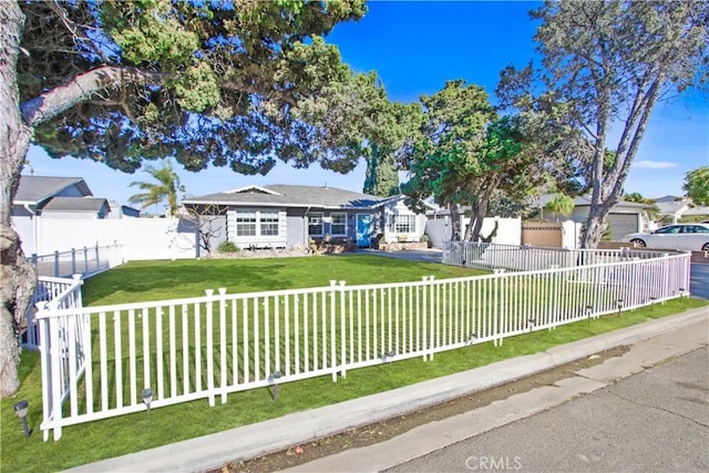 view of front of home featuring a front lawn