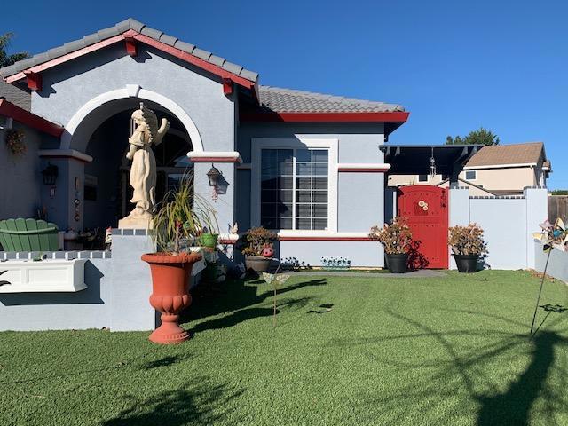 back of house featuring a lawn