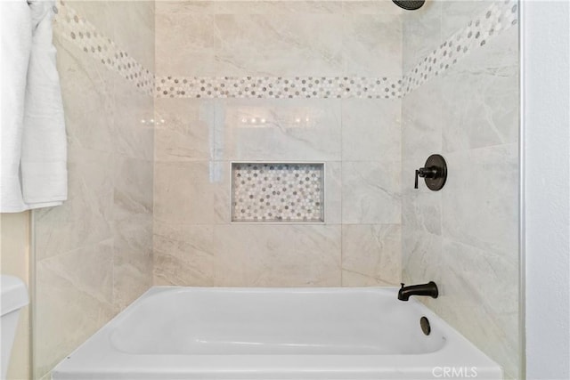 bathroom with tiled shower / bath