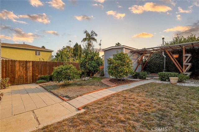 view of yard at dusk