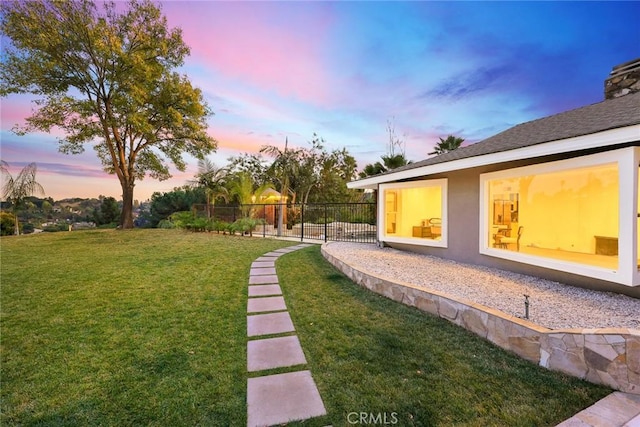 view of yard at dusk