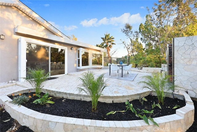 view of yard featuring a patio