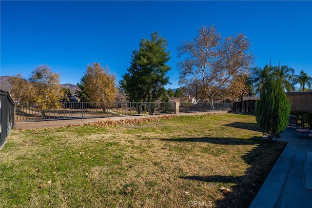 view of yard featuring a mountain view