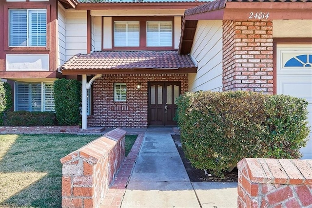 property entrance with a yard