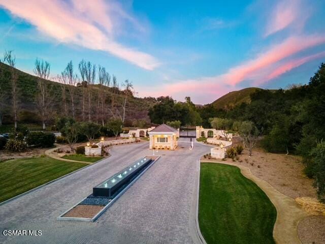 view of property's community featuring a yard and a mountain view