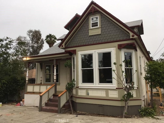 view of front facade with crawl space