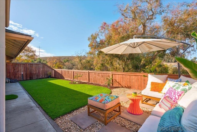 view of yard featuring an outdoor living space