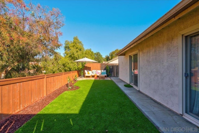 view of yard featuring an outdoor living space