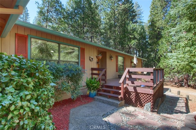 property entrance featuring a deck