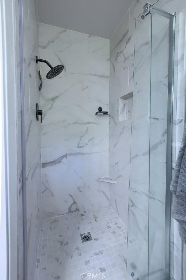36555 Mudge Ranch Rd, Coarsegold, CA 93614 - bathroom featuring a marble finish shower