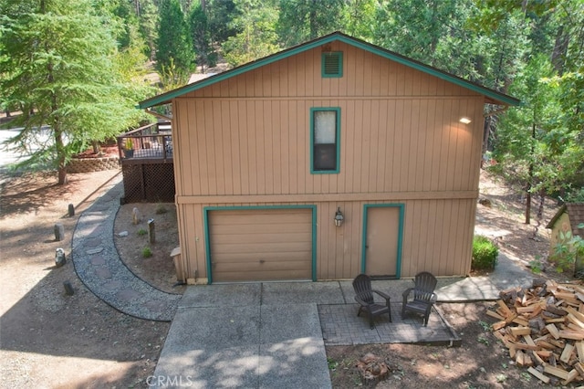 36555 Mudge Ranch Rd, Coarsegold, CA 93614 - garage with driveway and a view of trees