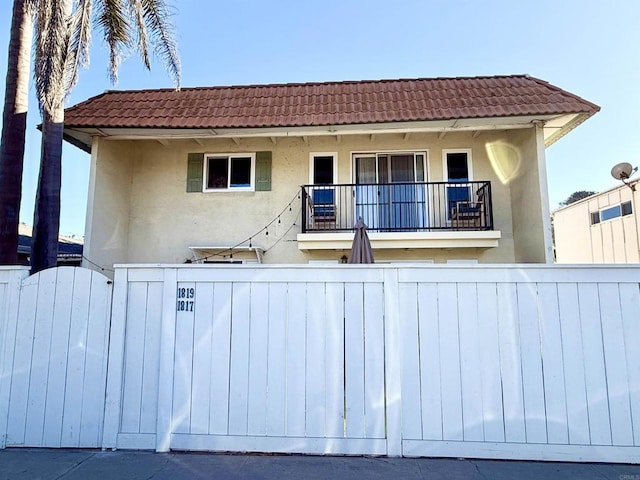 view of front of property featuring a balcony